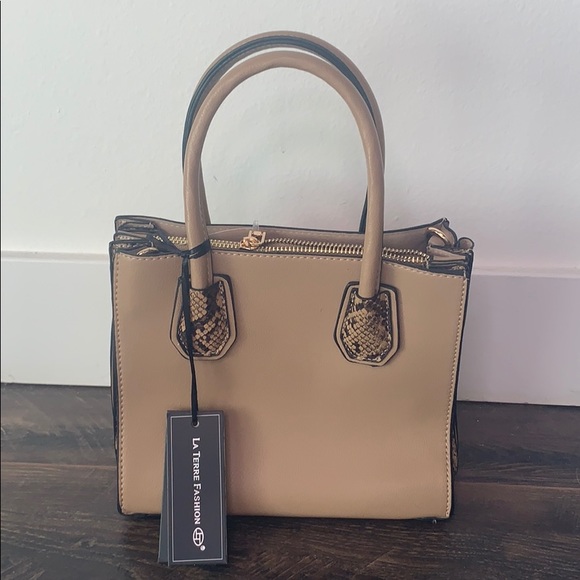 La Terre Fashion Handbags - ‼️🆕 La Terre Fashion Handbag Vegan Leather ‼️